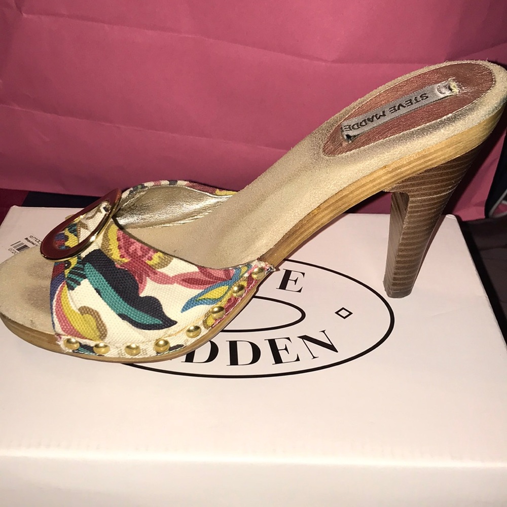 Steve Madden heels with floral print!